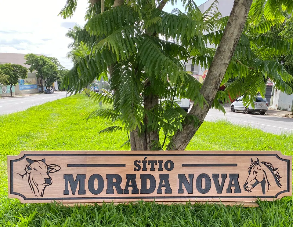 Placa para chácara e sítio entalhada à mão em madeira maciça