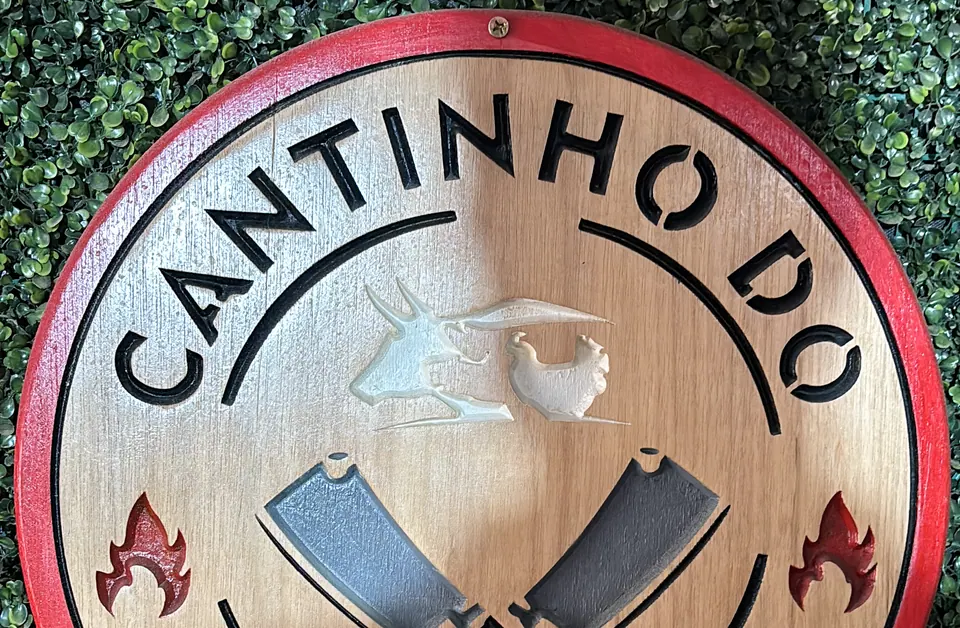 Placa Cantinho do Churrasco entalhada à mão em madeira para área gourmet