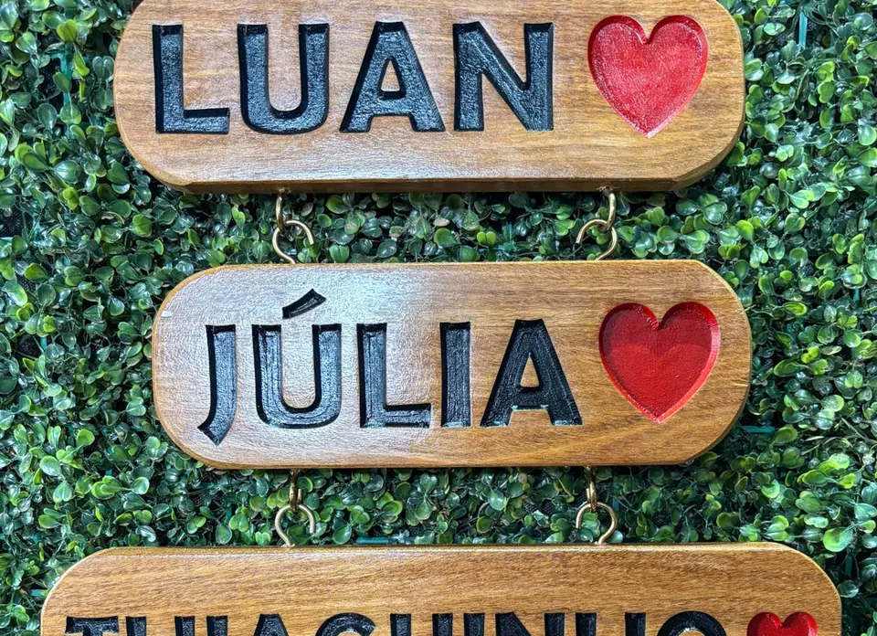 Placa de madeira personalizada com nome e sobrenome para presente
