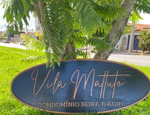 Placa Vila Mattuto instalada, entalhada à mão em madeira maciça