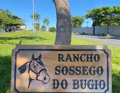 Placa Rancho Sossego do Bugio instalada, entalhada à mão