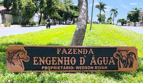 Placa Fazenda Engenho d'Água instalada, entalhada à mão