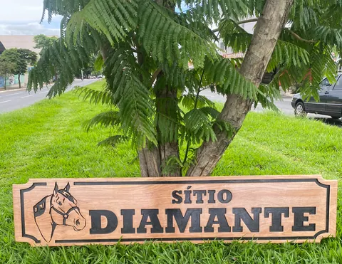 Placa Sítio Diamante instalada, entalhada à mão