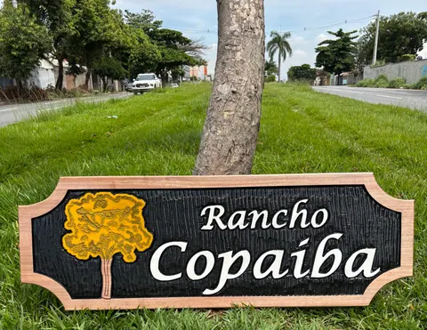 Placa Rancho Copaíba instalada, entalhada à mão