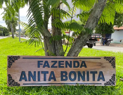 Placa Fazenda Anita Bonita instalada, entalhada à mão