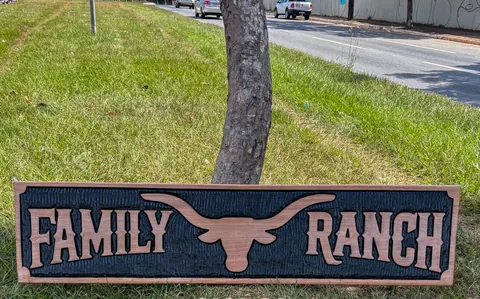 Placa Family Ranch instalada, entalhada à mão