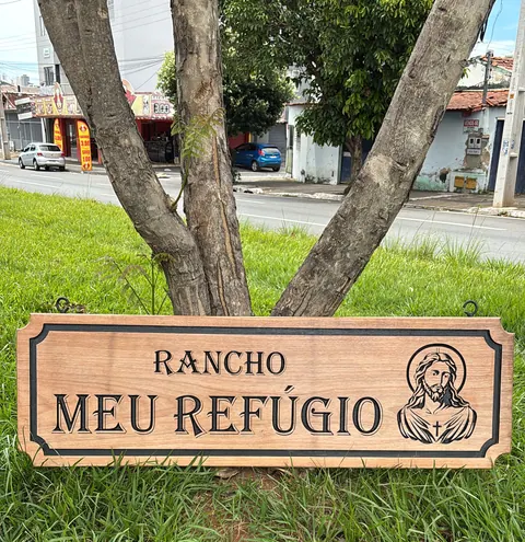 Placa Rancho Meu Refúgio instalada, entalhada à mão