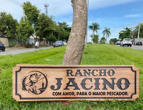 Placa Rancho Jacino instalada, entalhada à mão