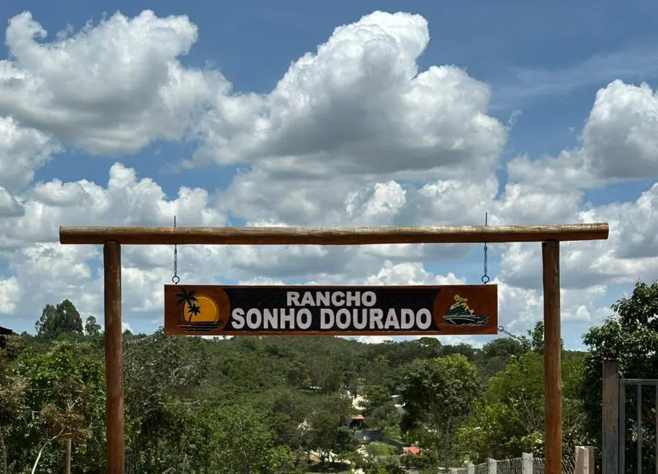 Placa instalada na porteira de uma chácara